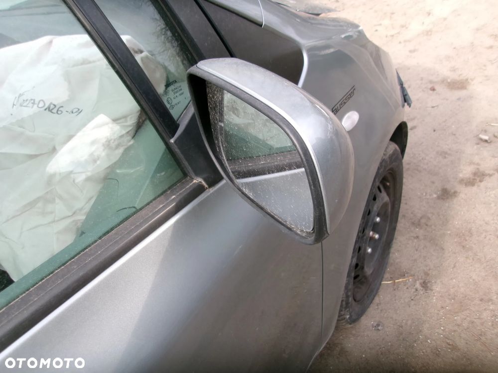 LUSTERKO  PRAWE  ELEKTR. TOYOTA YARIS II 05-11 1F8 - 2