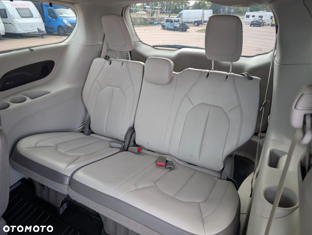 Chrysler Pacifica - 12