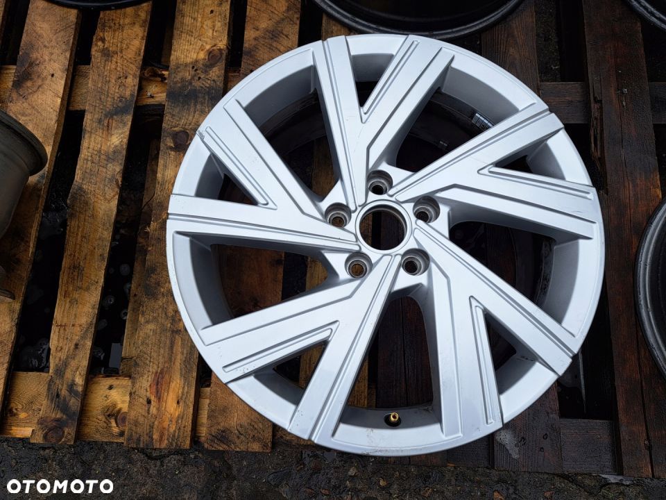 ORYG. VW GOLF VIII 5H0 JETTA 7.5J 18 ET51 35 3537