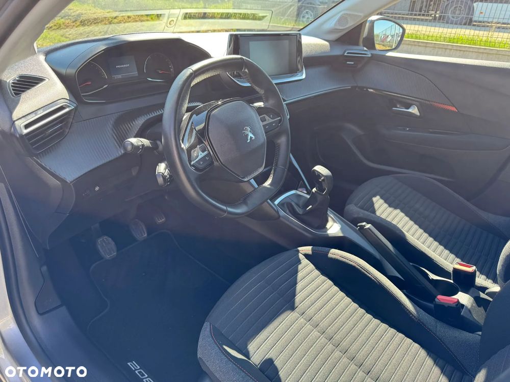 Peugeot 208 - 8