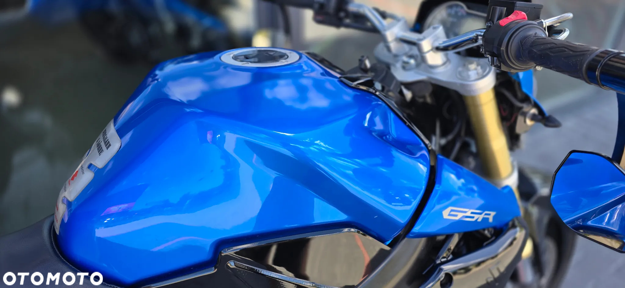 Suzuki GSR - 11