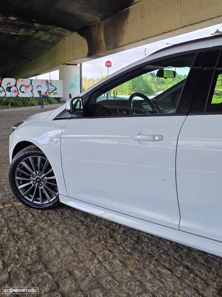 Ford Focus 1.0 EcoBoost S&S ST-LINE - 27