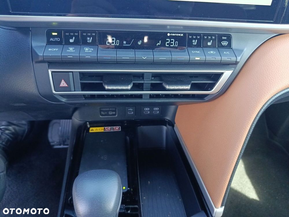 Toyota Camry - 25