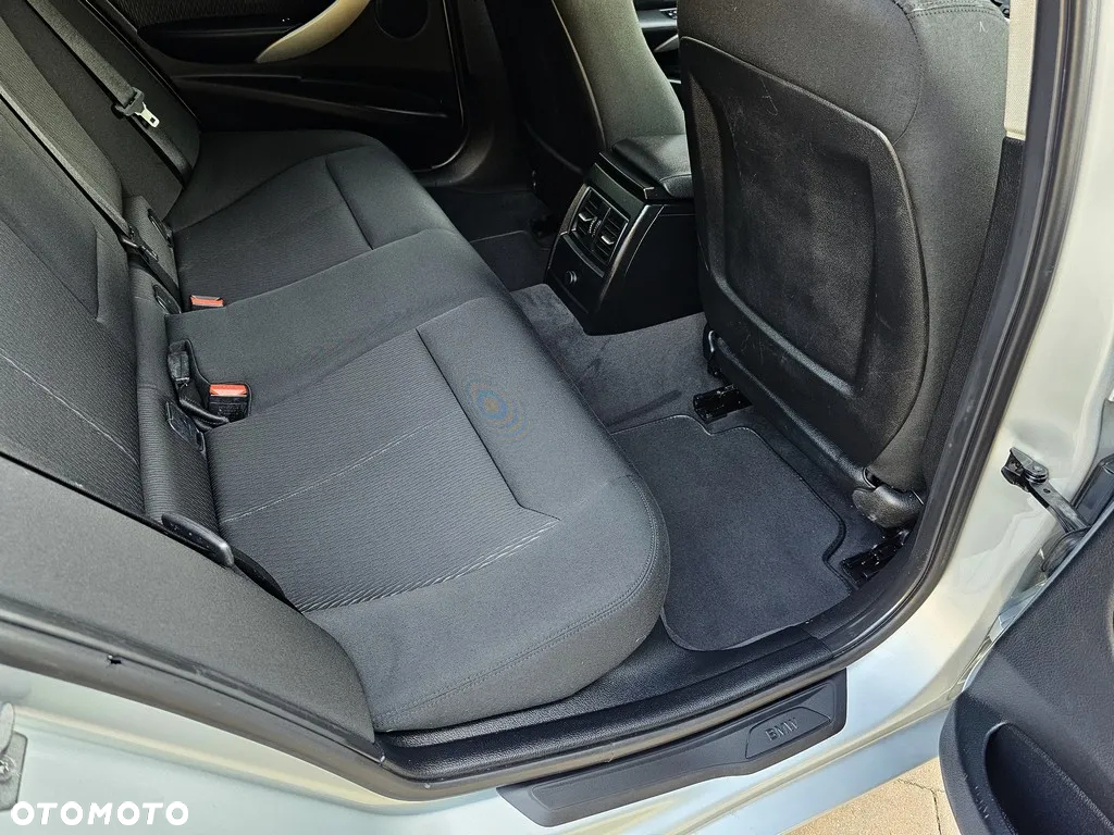 BMW Seria 3 318d Touring Sport Line - 31