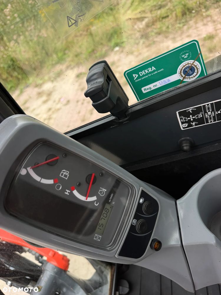 Kubota U27 Minikoparka koparka gąsienicowa 2.8 tony. jak Nówka sztuka z salonu! 2017 rok. 1570mtg. Przywieziona z Gospodarstwa Norweskiego! Zadbana Maszyna ani deka luzów i wycieków. Aktualna Dekra dokumentacja BMWT! Łyżka skarpowa uchylna Hydrauliczna! Szybka wolna jazda. Zamki na tłokach. Wersja Norweska!! OKAZJA Tanio - 10