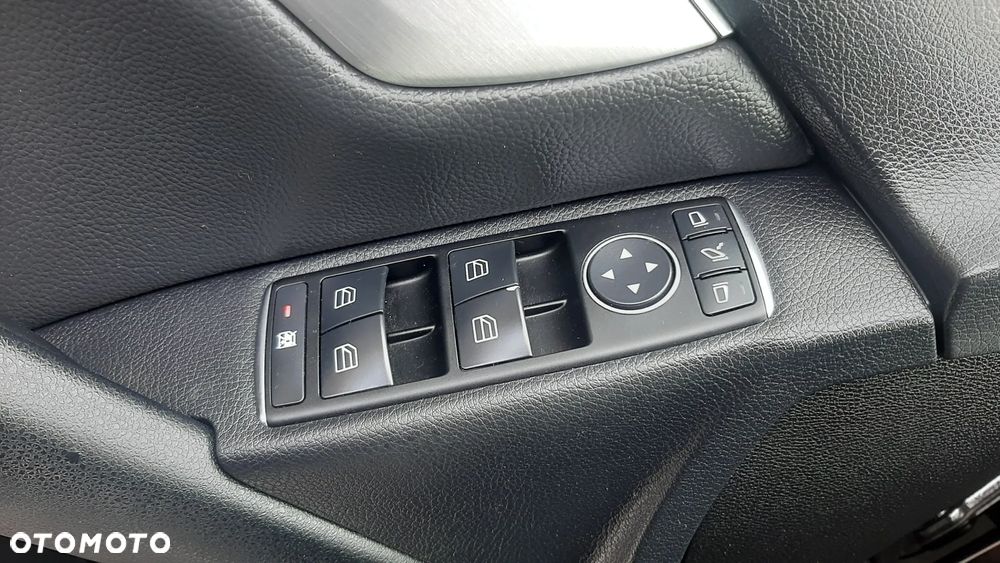Mercedes-Benz Klasa C 180 CGI BlueEFFICIENCY Avantgarde - 34