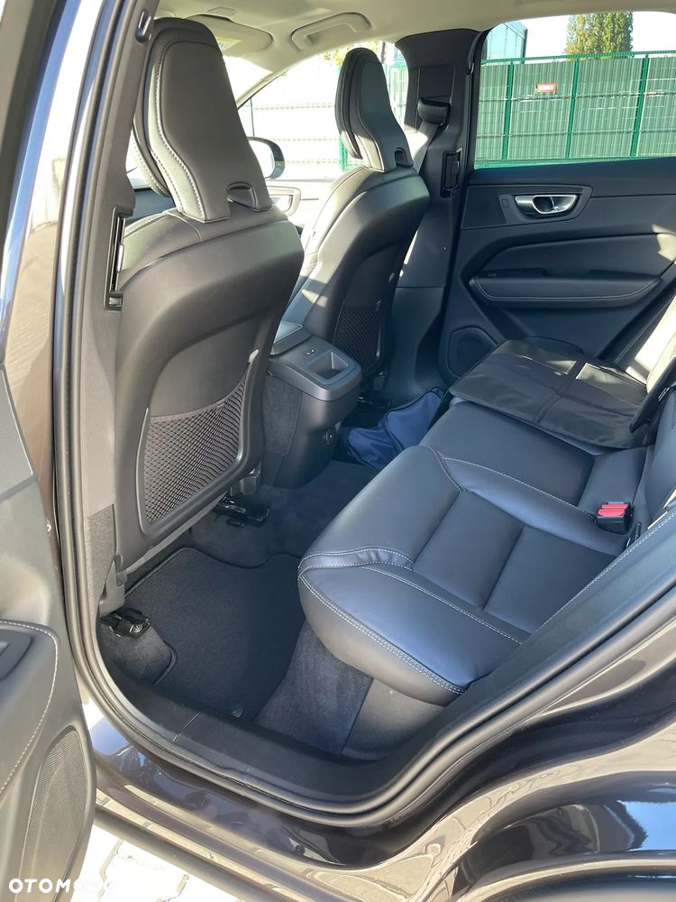 Volvo XC 60 B4 D AWD Plus Dark - 11