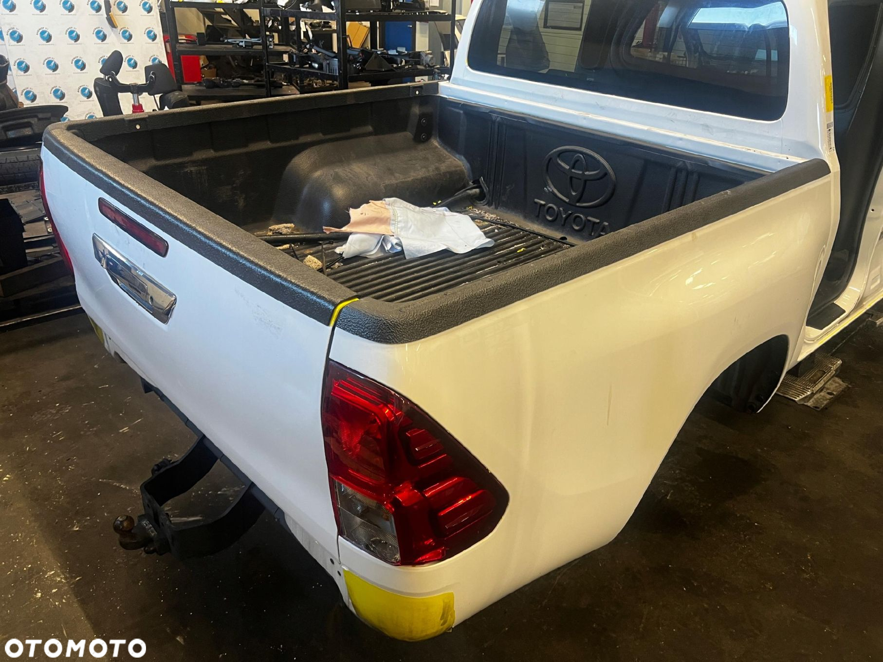 TOYOTA HILUX VIII 8 PAKA TYLNA BŁOTNIKI BURTA PAS TYLNY - 3