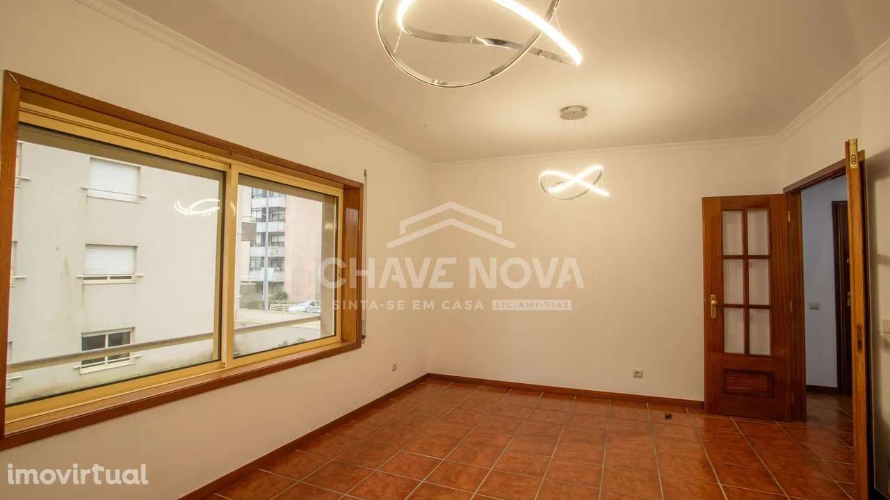 LA - Apartamento T2 para venda, Canidelo com 2 casas banho e garagem - Grande imagem: 3/37