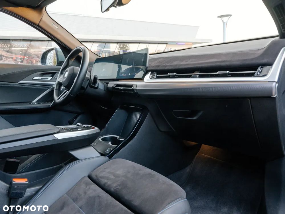 BMW iX2 - 11