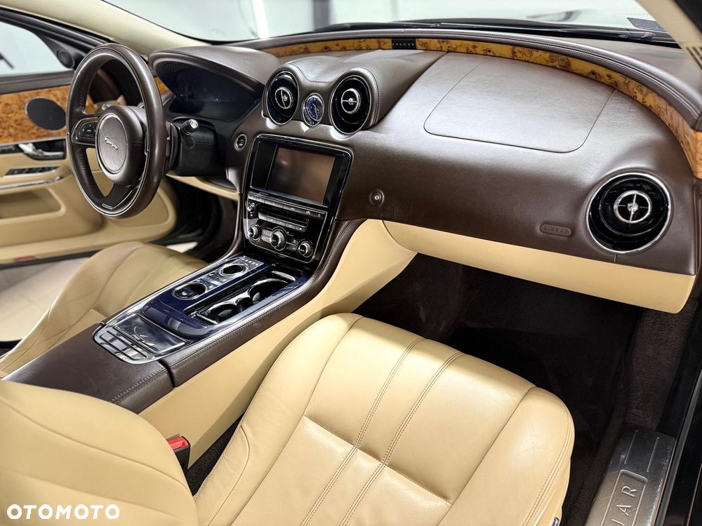 Jaguar XJ - 10