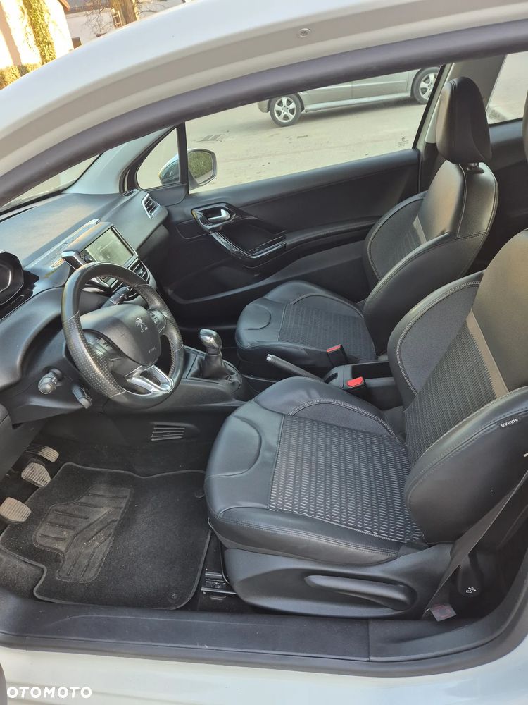 Peugeot 208 e-HDi 92 Stop&Start Allure - 10