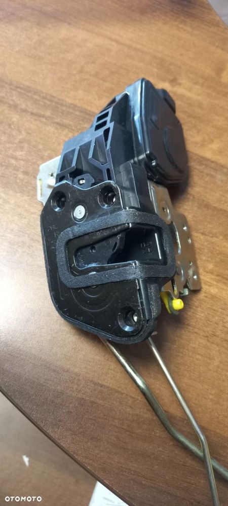 ZAMEK DRZWI PRZEDNI PRAWY KIA SPORTAGE II 81321-1F010