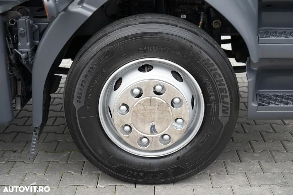 Renault D 210 / 4x2 / CONTAINER / 8,6 M / PODEA RESISTENTĂ / ELEVATOR DHOLLANDIA - 18