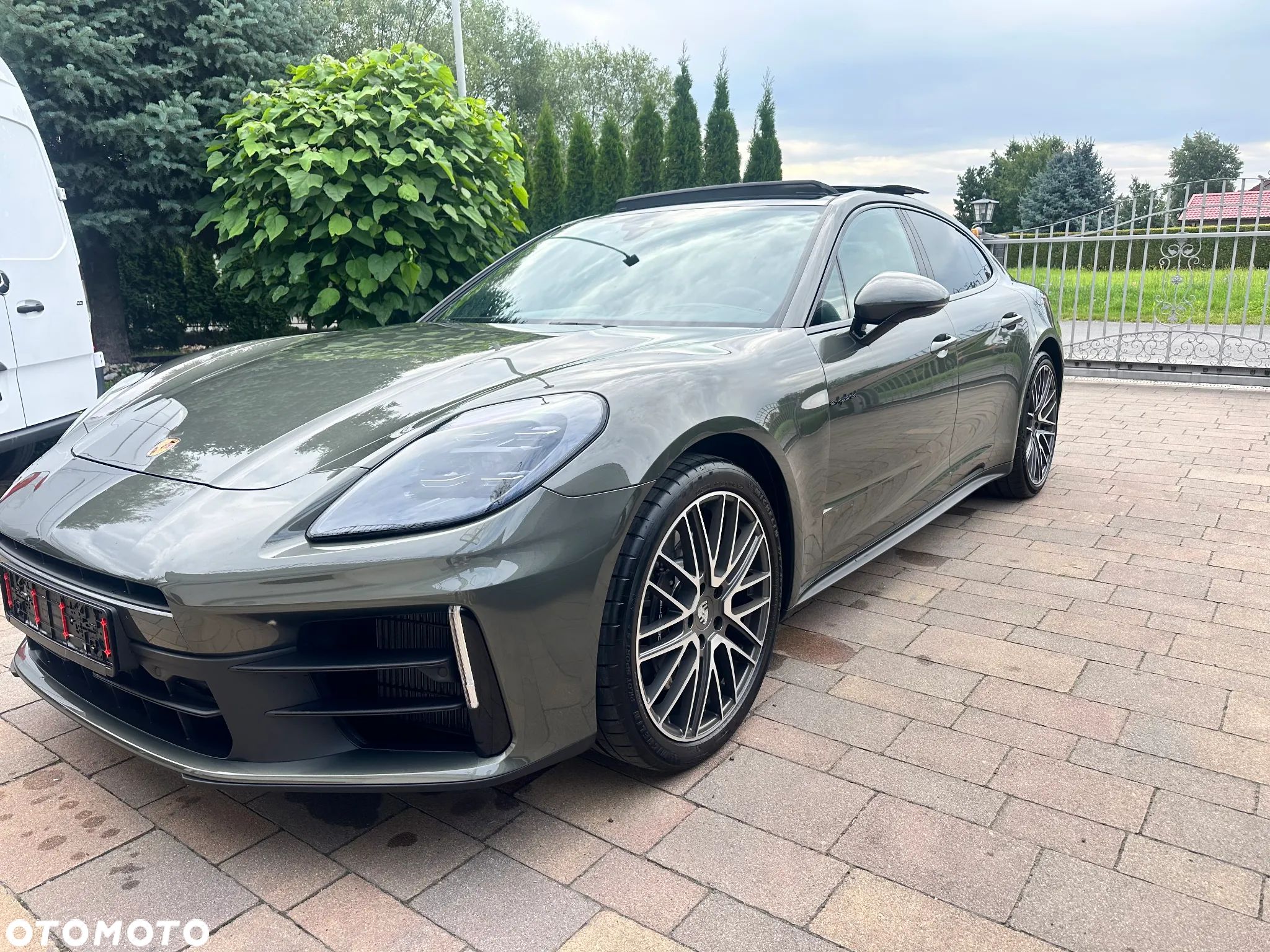 Porsche Panamera 4 E-Hybrid PHEV - 1