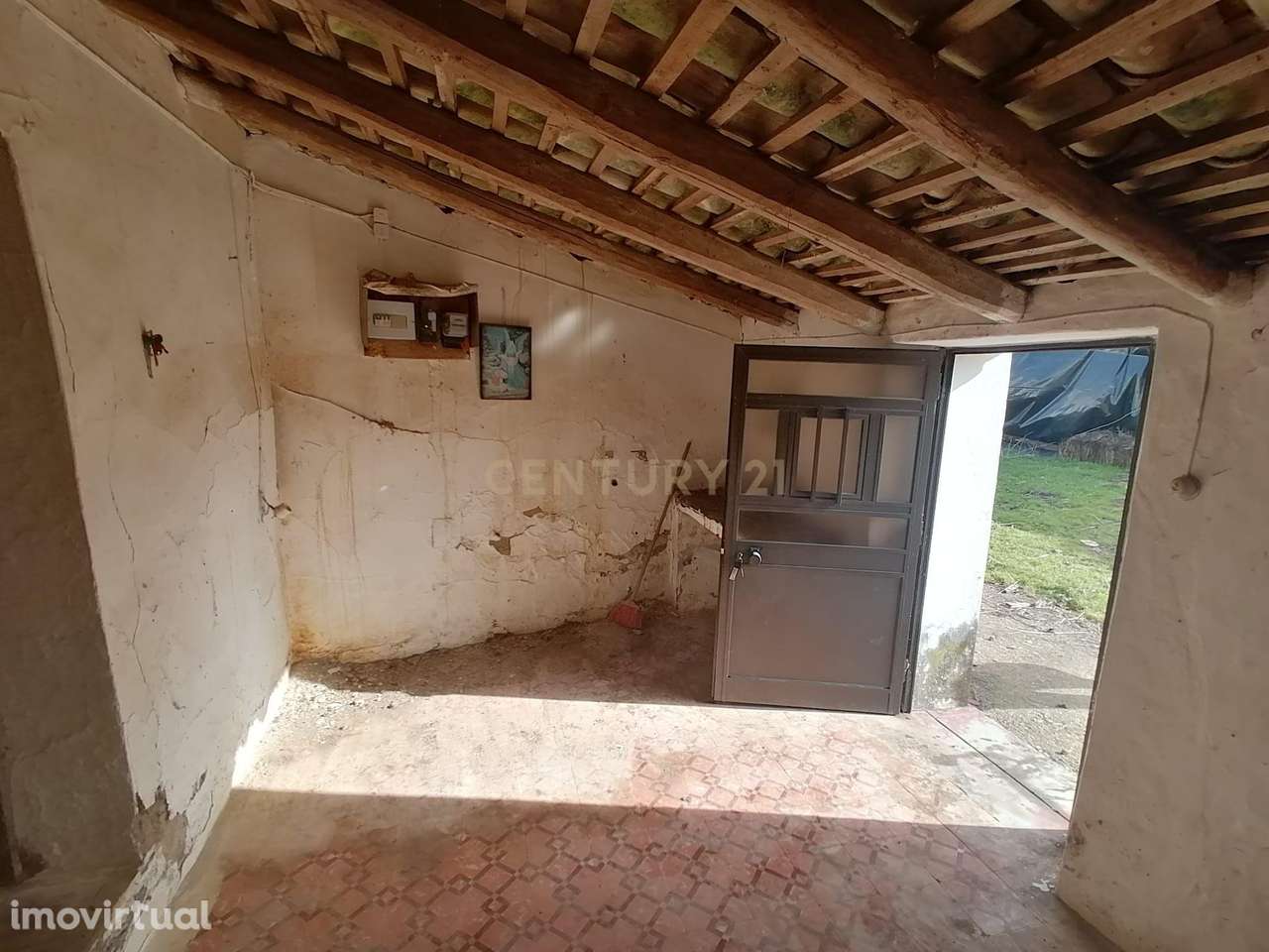 Moradia antiga com vários anexos para recuperação em Ribeira de Odelou - Grande imagem: 2/13