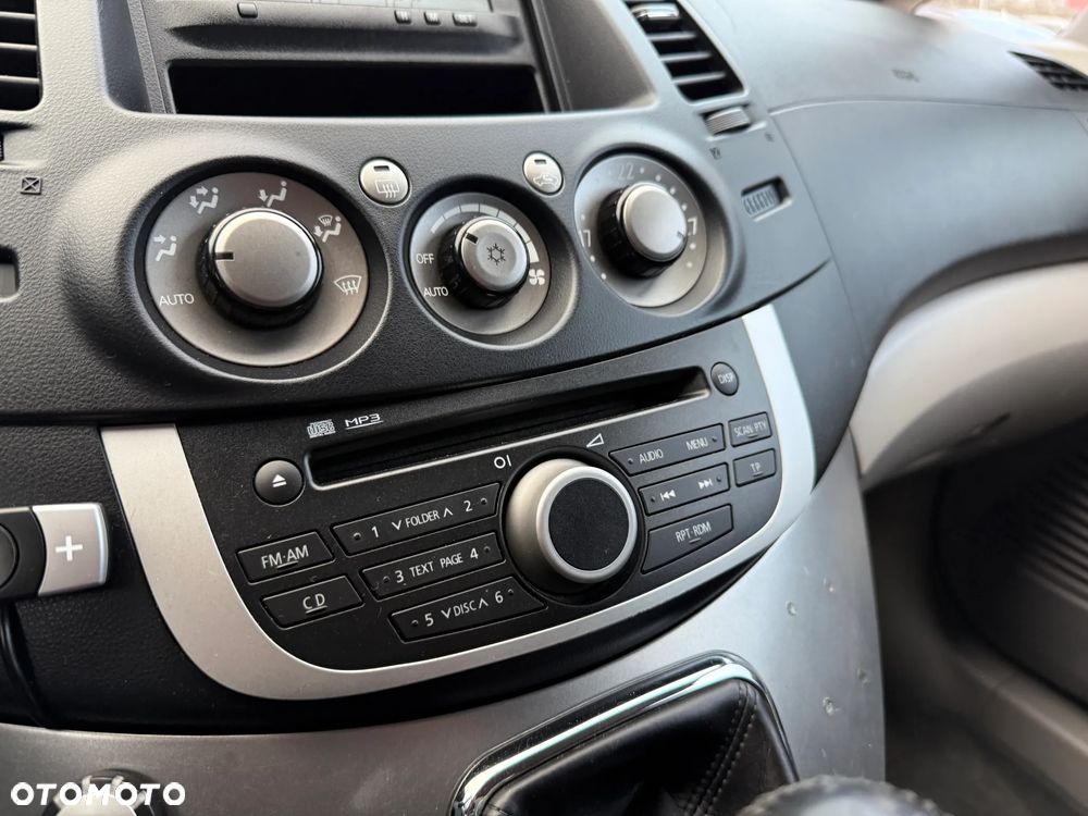 Mitsubishi Grandis 2.4 Inform - 20