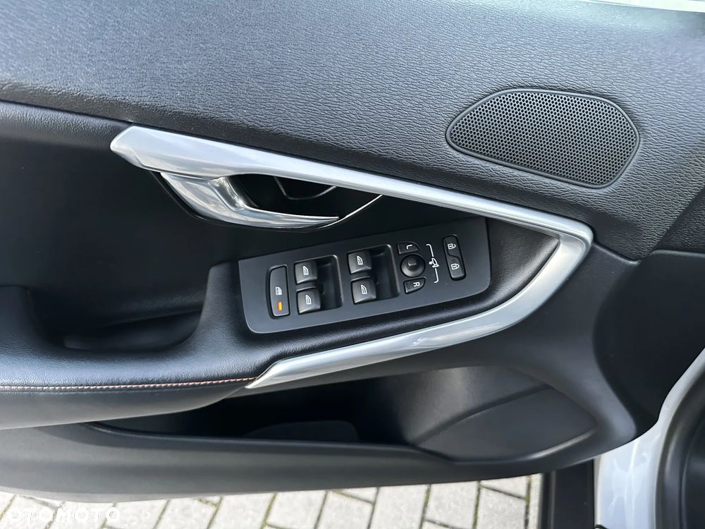 Volvo V40 Cross Country D2 Drive-E Ocean Race - 25