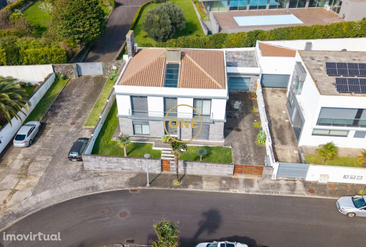 Moradia T4 Independente com Design Moderno – São José, Ponta Delgad - Grande imagem: 2/28