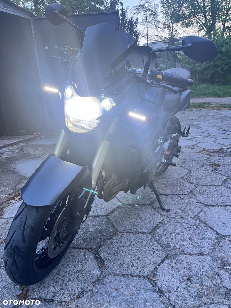 Suzuki GSR - 9