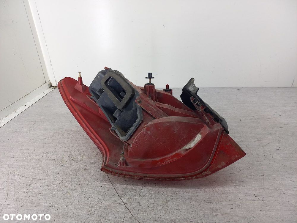 LAMPA TYLNA PRAWA PEUGEOT 407 SW KOMBI - 2