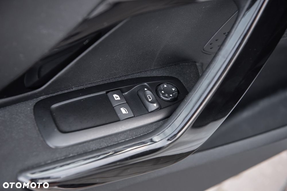 Peugeot 208 - 16