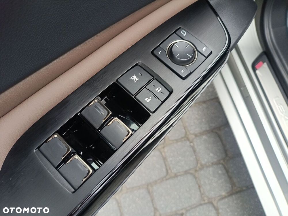 Lexus ES 300h Business Edition - 17