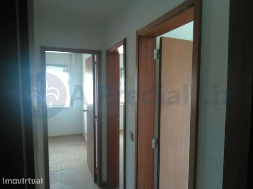 Apartamento T3 em Santo António dos Cavaleiros - Grande imagem: 4/8