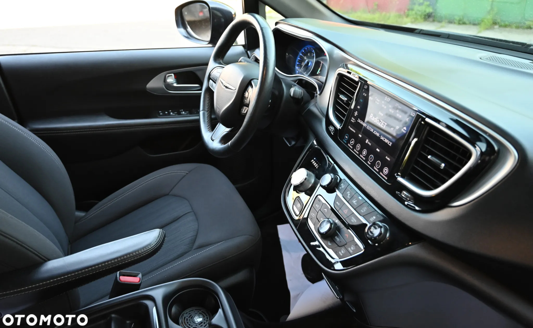 Chrysler Pacifica - 28
