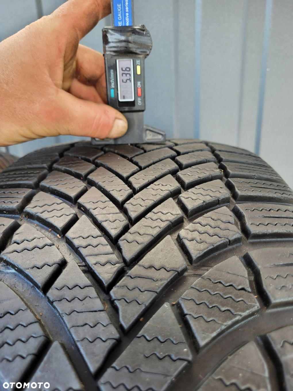 Bridgestone Blizzak LM005 235/60R18 - 3