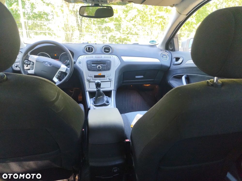 Ford Mondeo 2.0 Ghia - 12