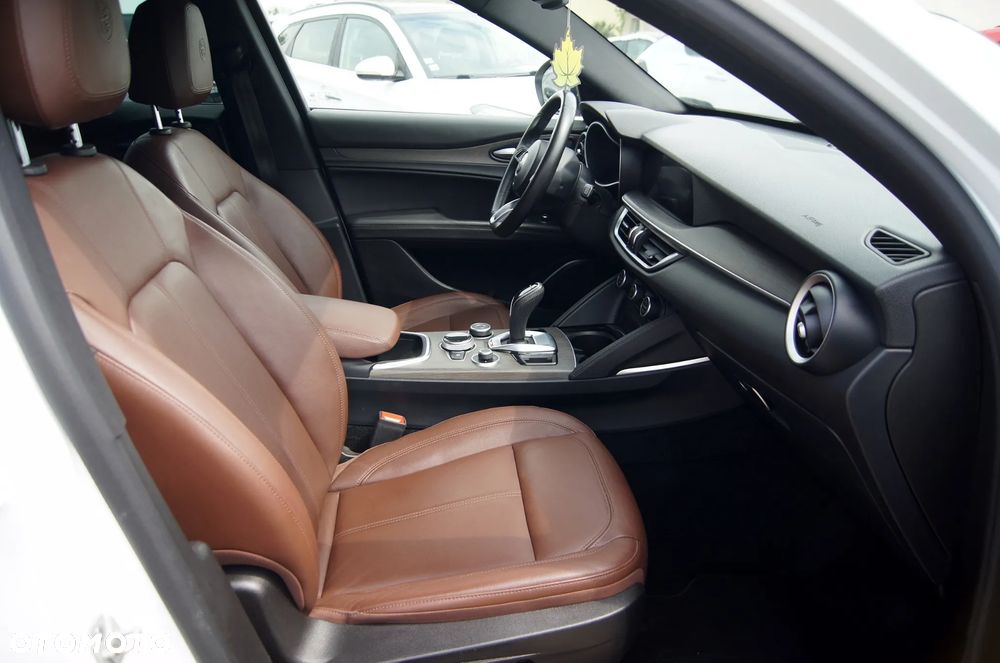 Alfa Romeo Stelvio 2.0 Turbo 16V AT8-Q4 Ti - 16