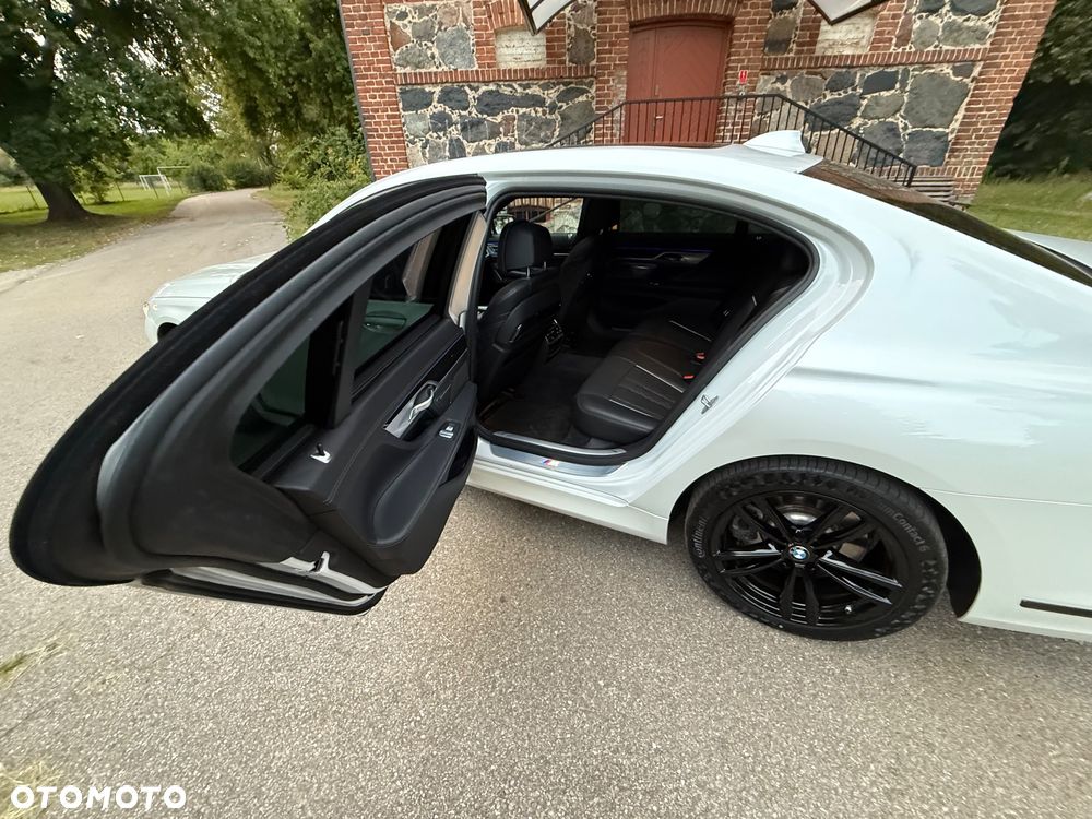 BMW Seria 7 750Li xDrive - 34
