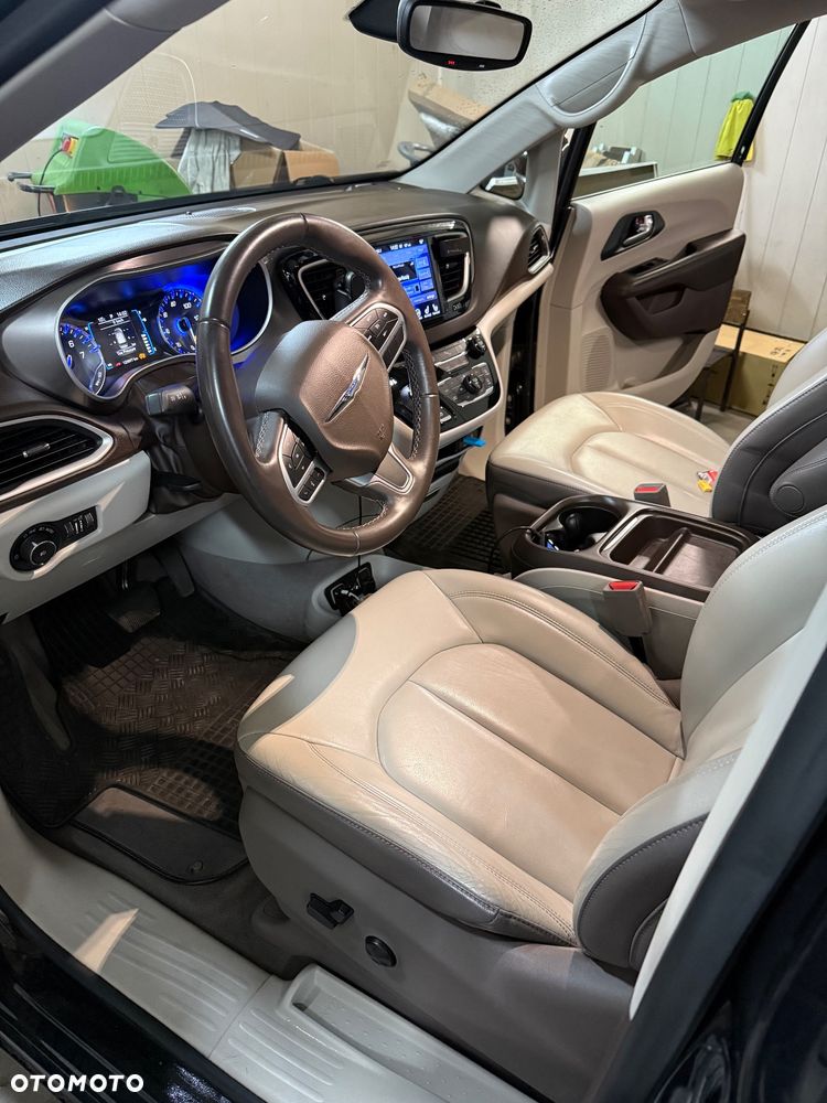Chrysler Pacifica - 8