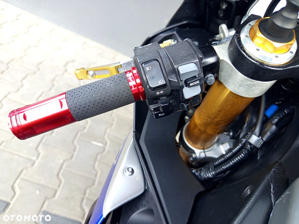 Yamaha R1 - 33