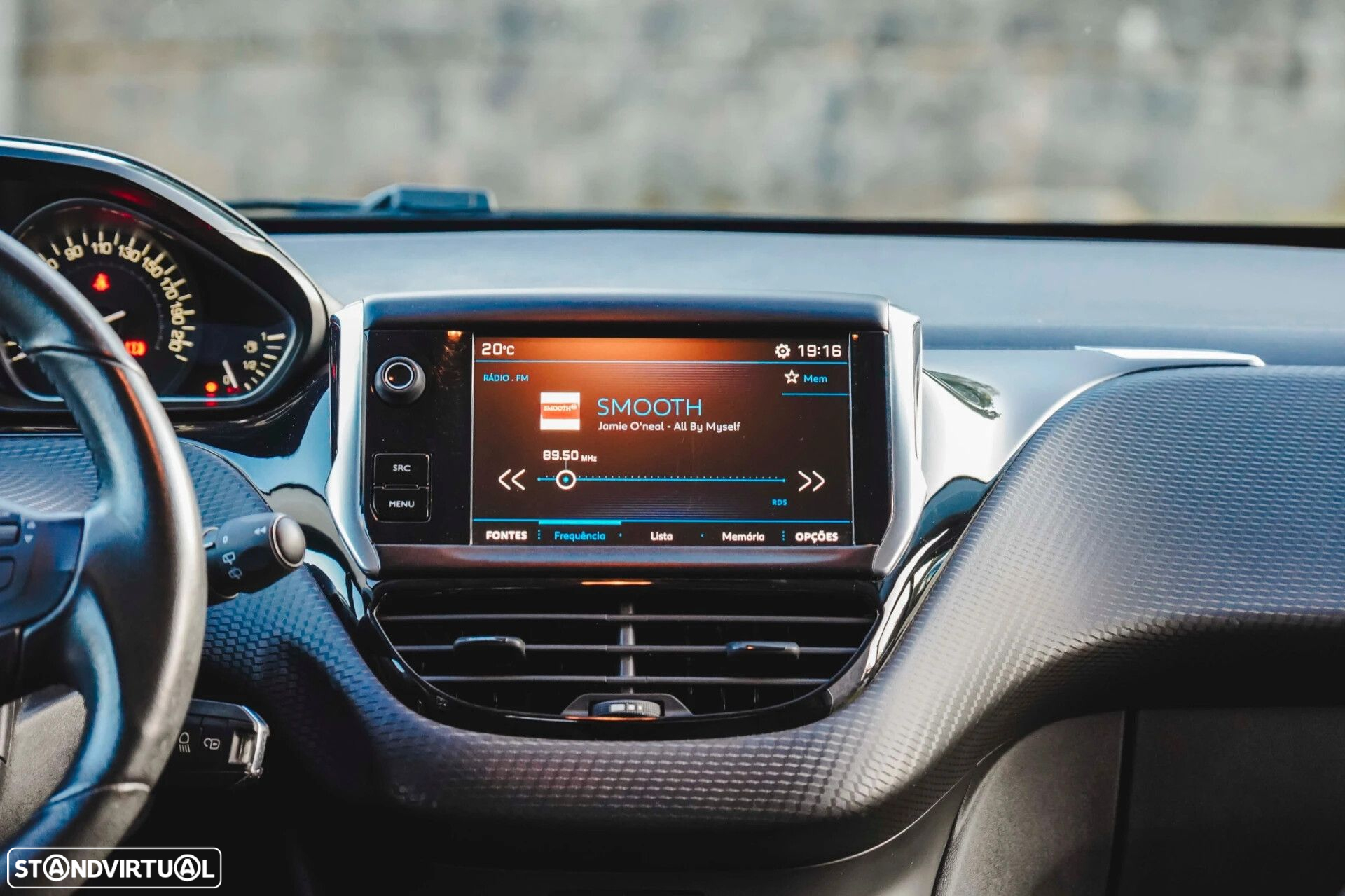 Peugeot 208 - 8