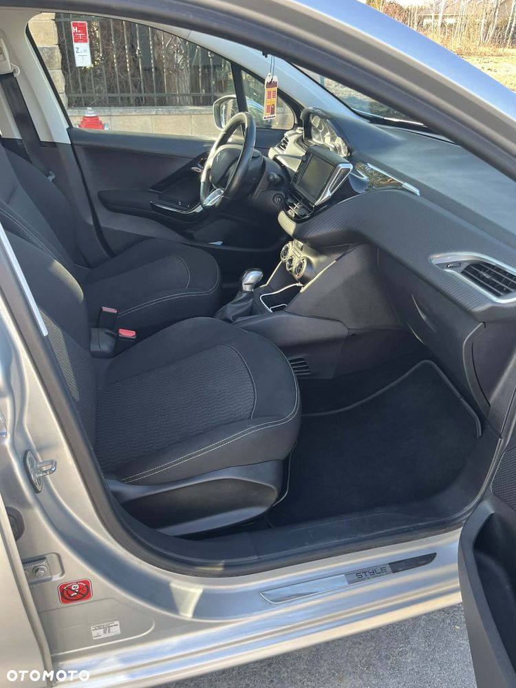 Peugeot 208 - 8
