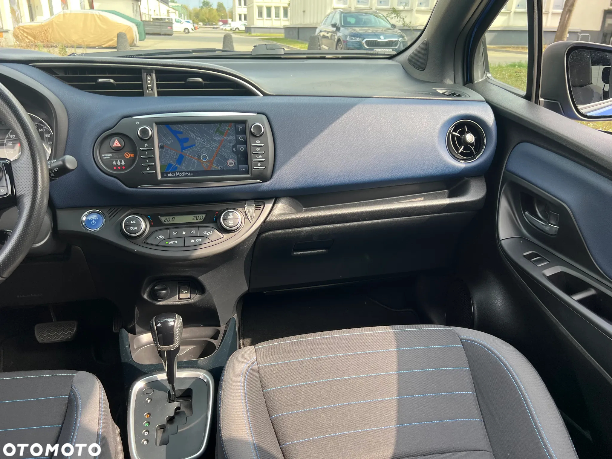 Toyota Yaris Hybrid 100 Selection Platinum - 16