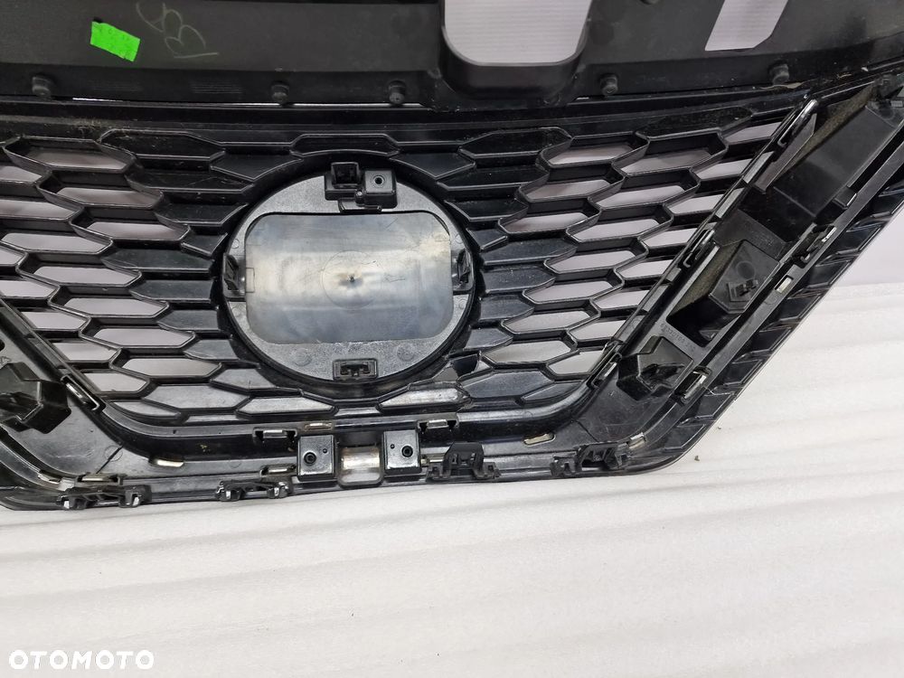 NISSAN QASHQAI II LIFT 17- ATRAPA / GRILL PRZEDNI PRZÓD / ZNACZEK NA KAMERE / POD RADAR , NR 62310HV3 , NR AUKCJI GR112 - 19