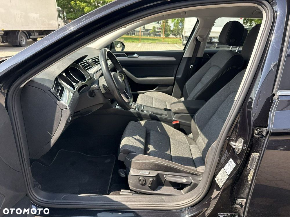 Volkswagen Passat - 11