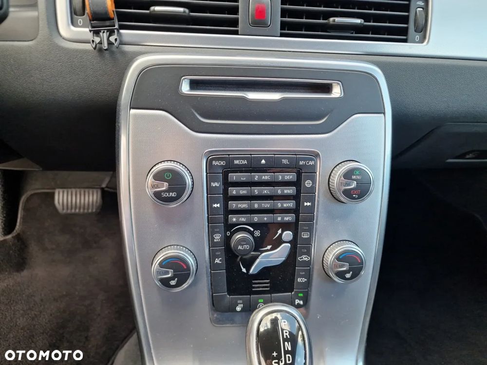 Volvo V70 D4 Geartronic Momentum - 25