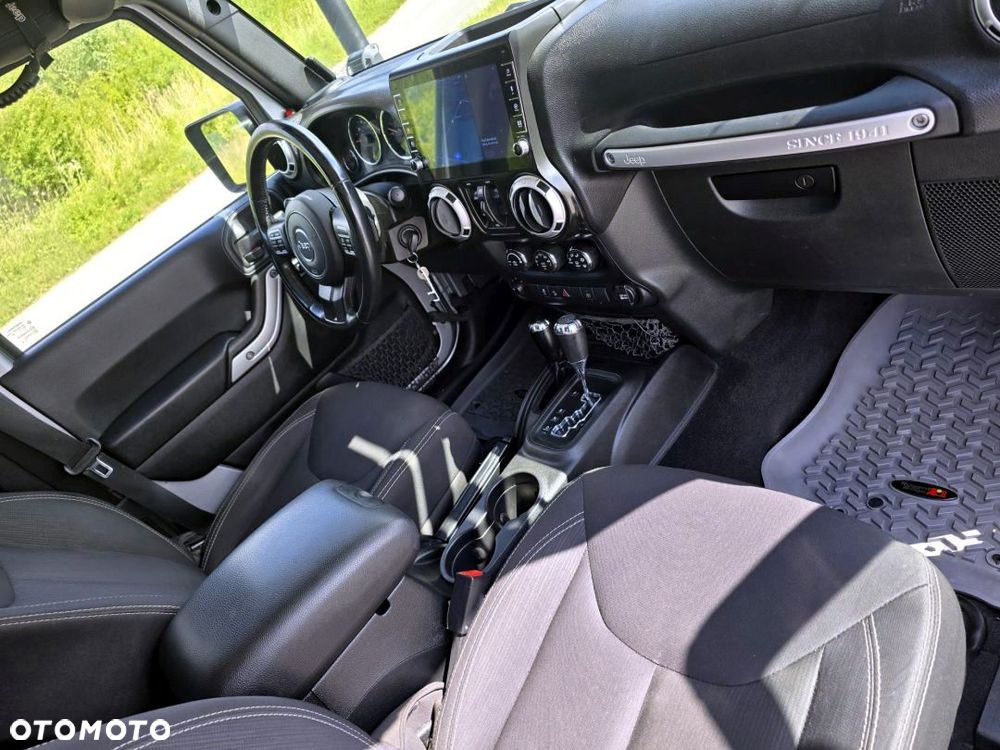 Jeep Wrangler 3.6 Unlim Sahara - 36
