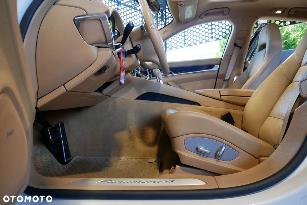 Porsche Panamera 4 - 24