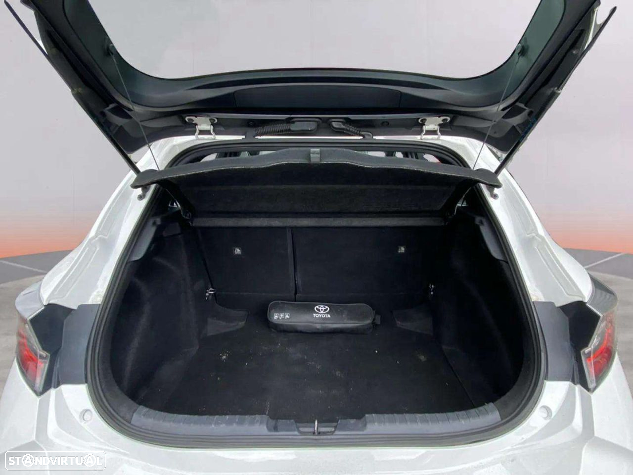 Toyota Corolla 1.8 Hybrid Comfort - 17