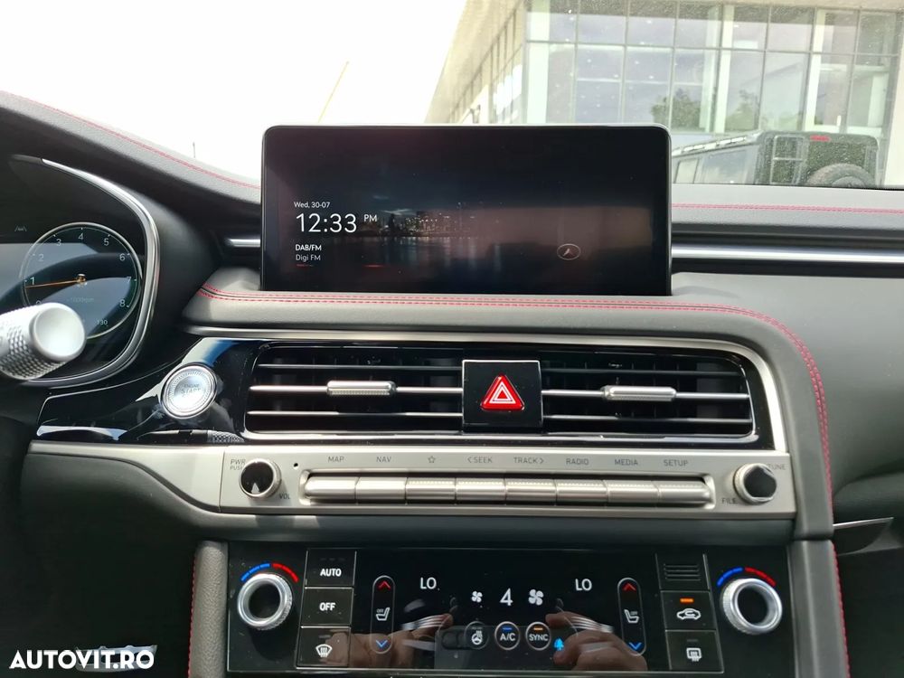 Genesis G70 2.0T Plus AWD 8AT Sport - 12