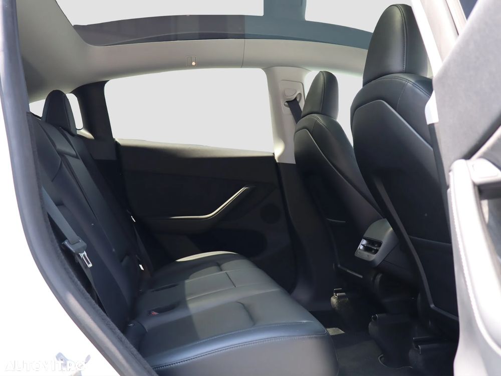 Tesla Model Y Long Range Dual Motor AWD - 14