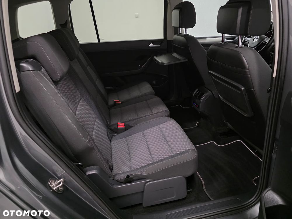 Volkswagen Touran - 17