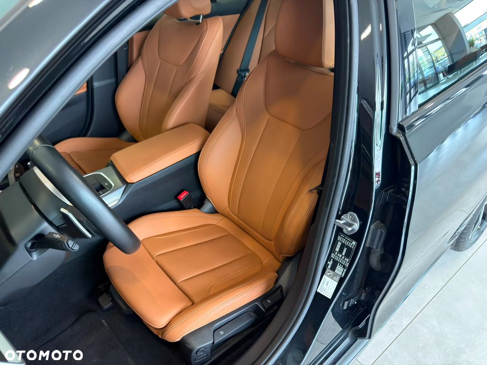 BMW Seria 3 318i M Sport - 14