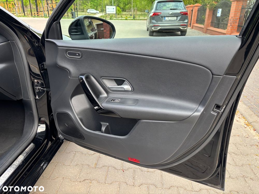 Mercedes-Benz Klasa A 180 Edition 1 7G-DCT - 18