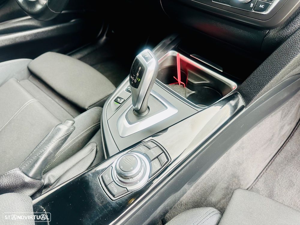 BMW 320 d DPF Touring Aut. Edition Sport - 30